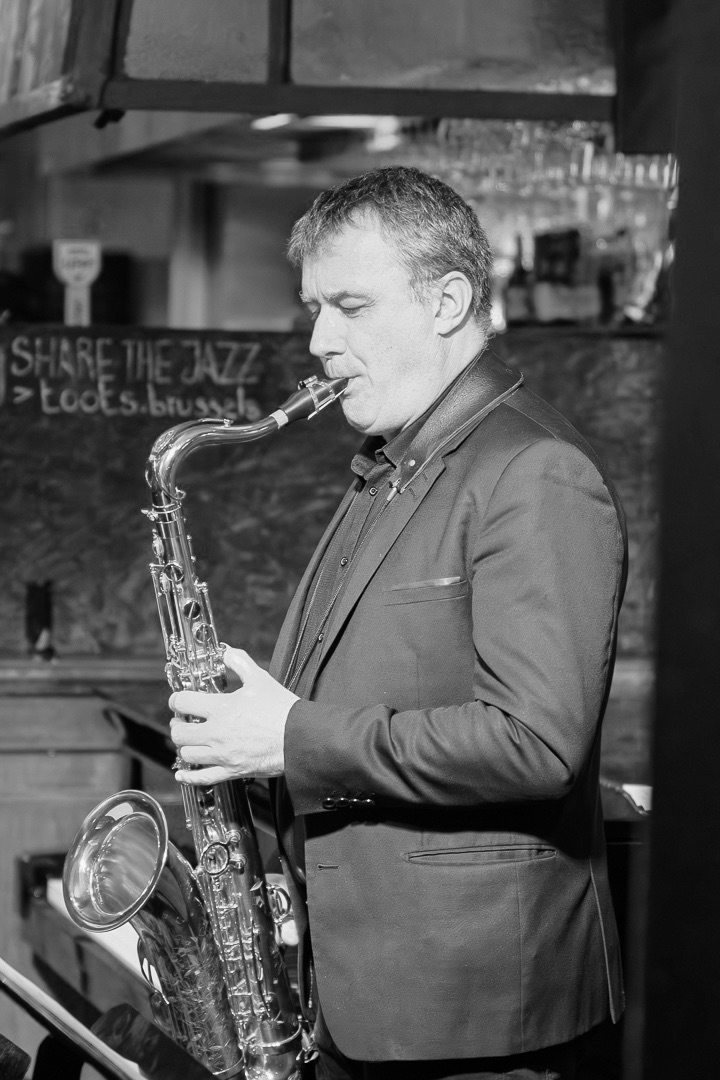 David Sauzay jouant du saxophone ténor, portrait en noir et blanc